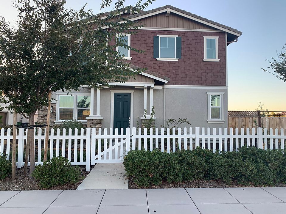 Entrance & front yard