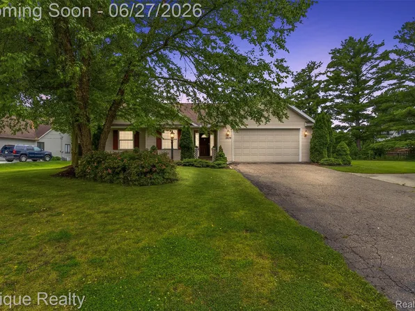 1409 Meadow Green Ln, Linden, MI 48451
