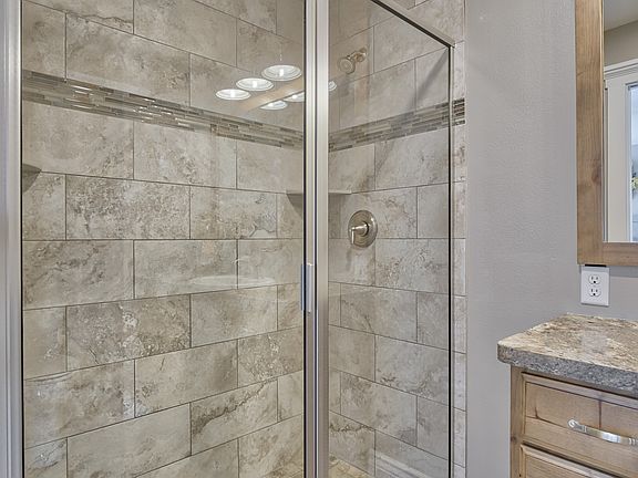 4th image of 2628 Waterford Ln