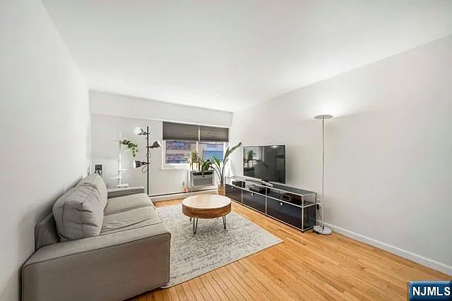 333 Grand Ave — Photo 3
