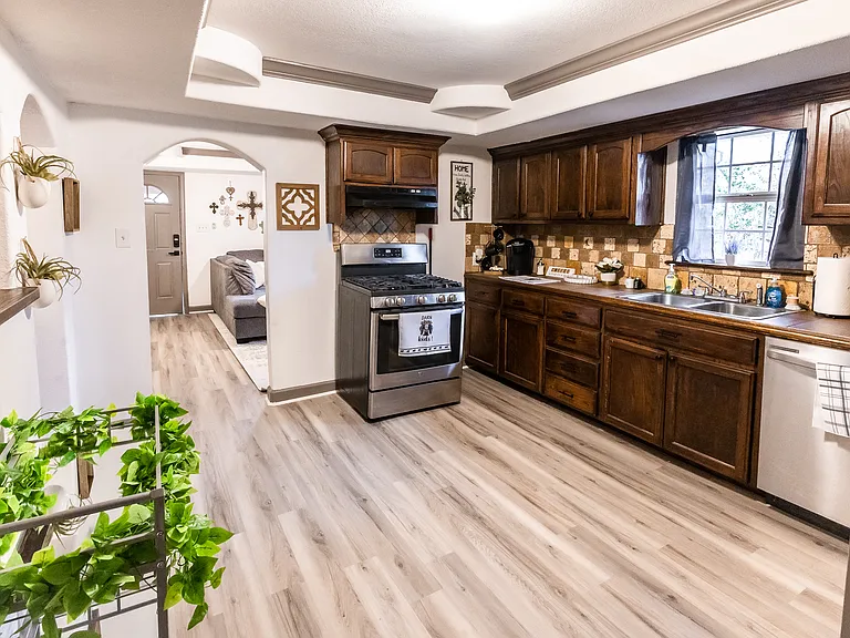 1215 E Line St — Photo 14