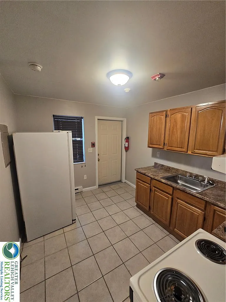 2 bed, $1,300 — Photo 3