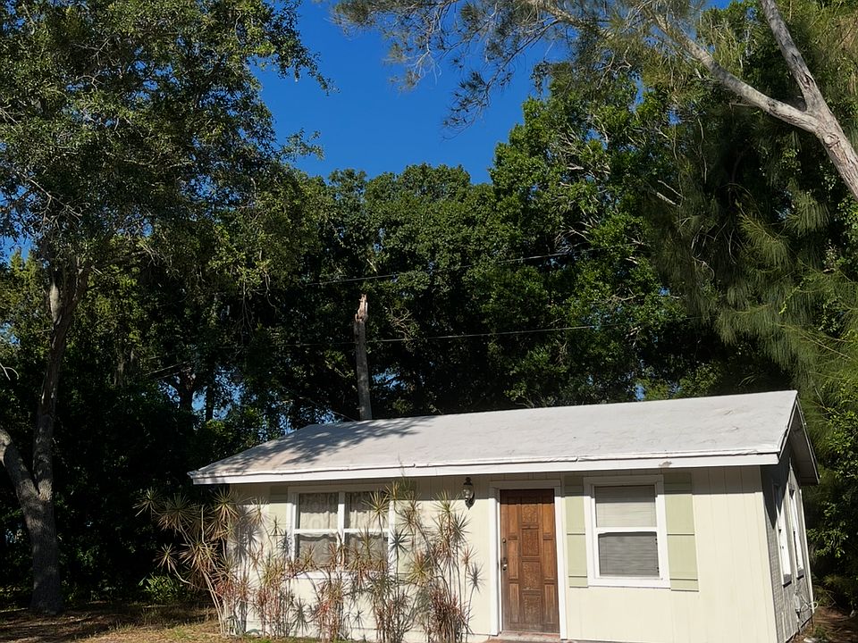 Lovely garden cottage
I bed /bath 
All utilities included