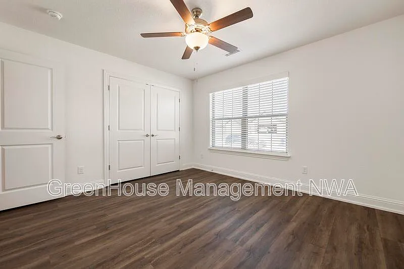 3 bed, 2.0 bath, 1982 sqft, $1,795 — Photo 4