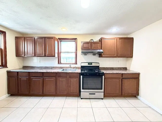 4 bed, 1800 sqft, $4,100 — Photo 3