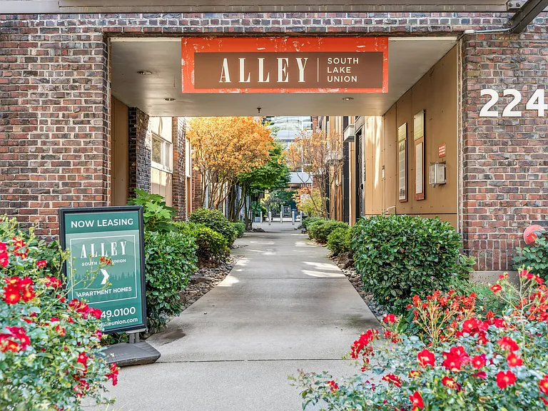 Alley South Lake Union — Photo 30