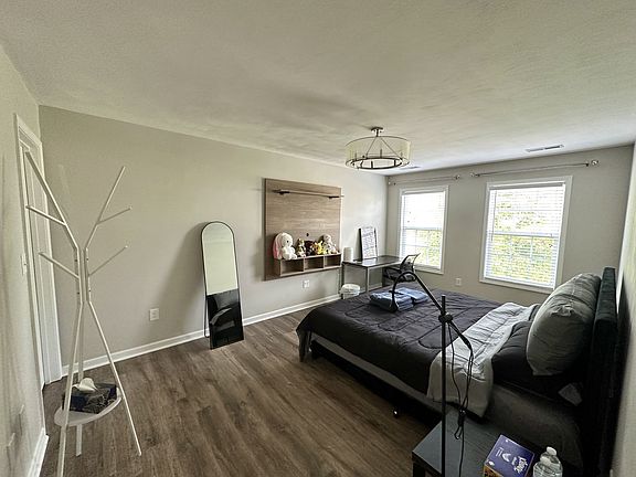 2nd image of 555 Keystone Dr NW