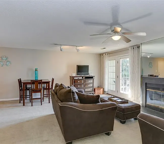 2 bed, 1204 sqft, $2,695 — Photo 3