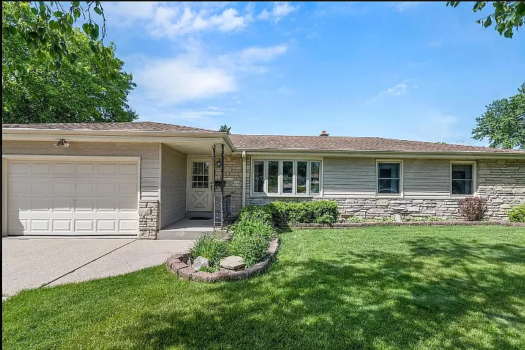W184N8987 Maryhill Dr — Photo 11
