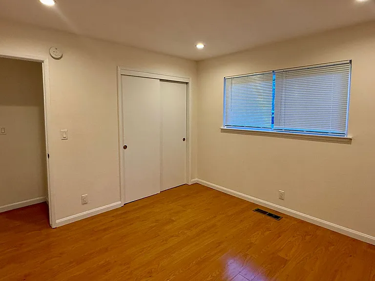 817/819 E Dana St — Photo 10