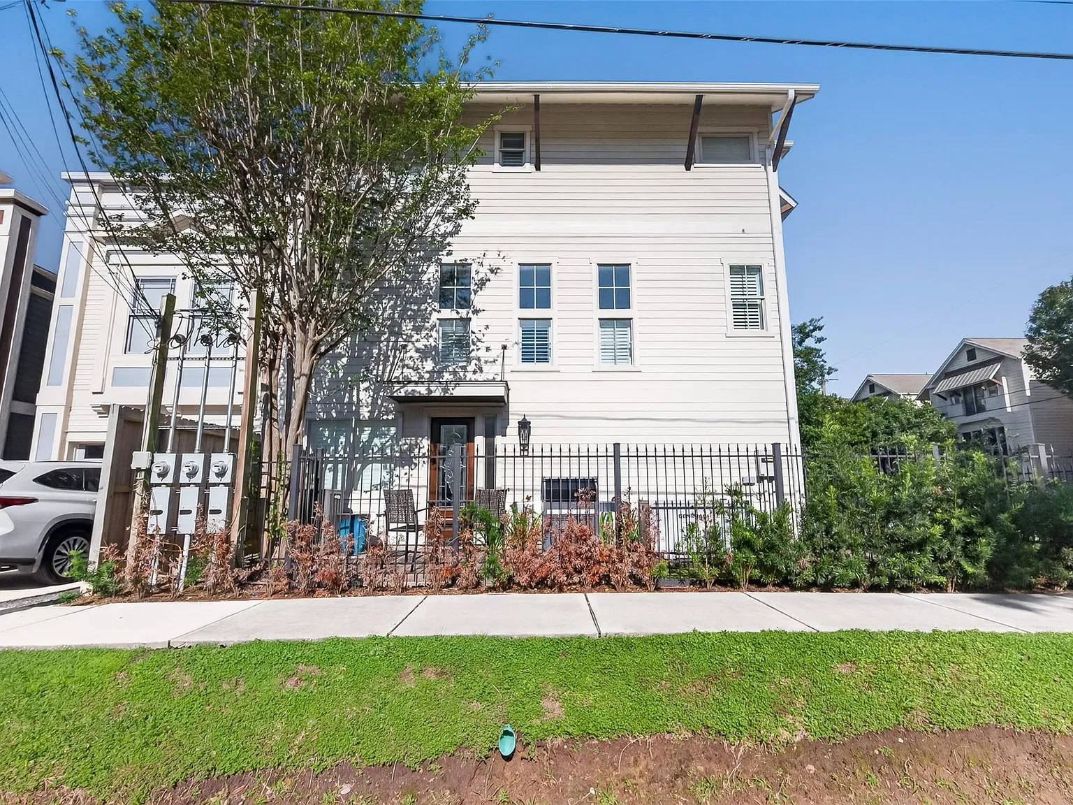 3 bed, 3.5 bath, 2112 sqft, $4,200 — Photo 3