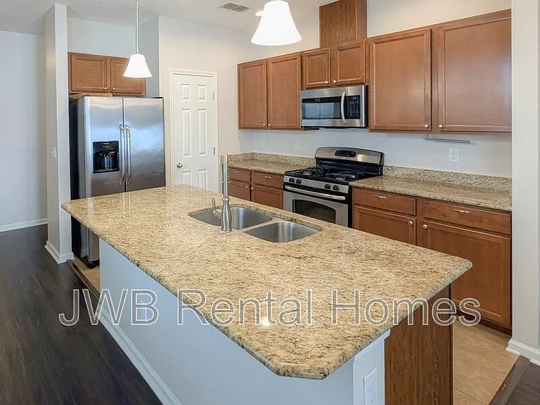 94 Carlson Ct — Photo 2