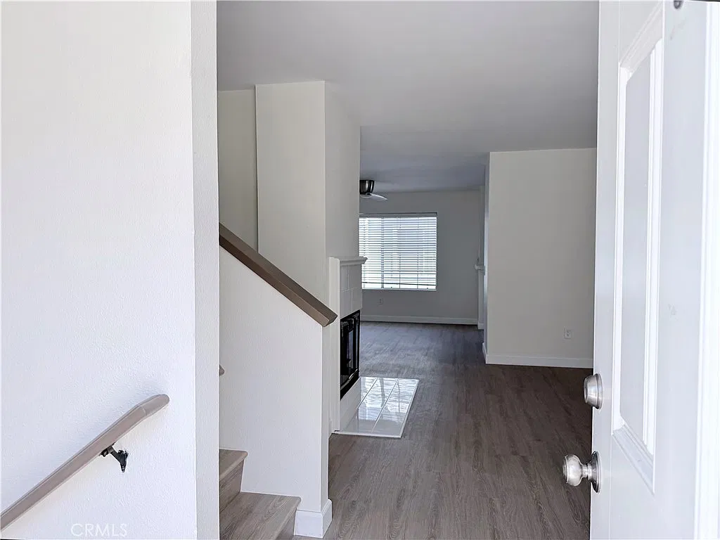 2800 Plaza Del Amo — Photo 2