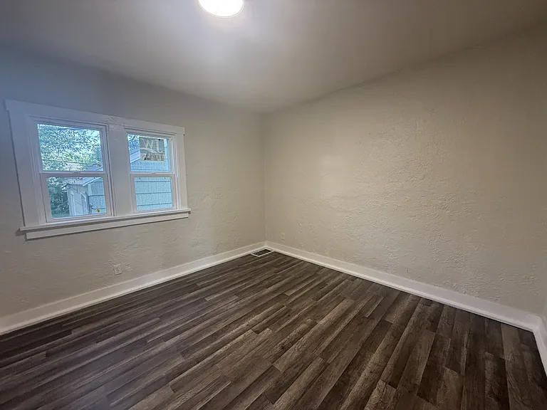 2804 Kenmore Ave — Photo 5