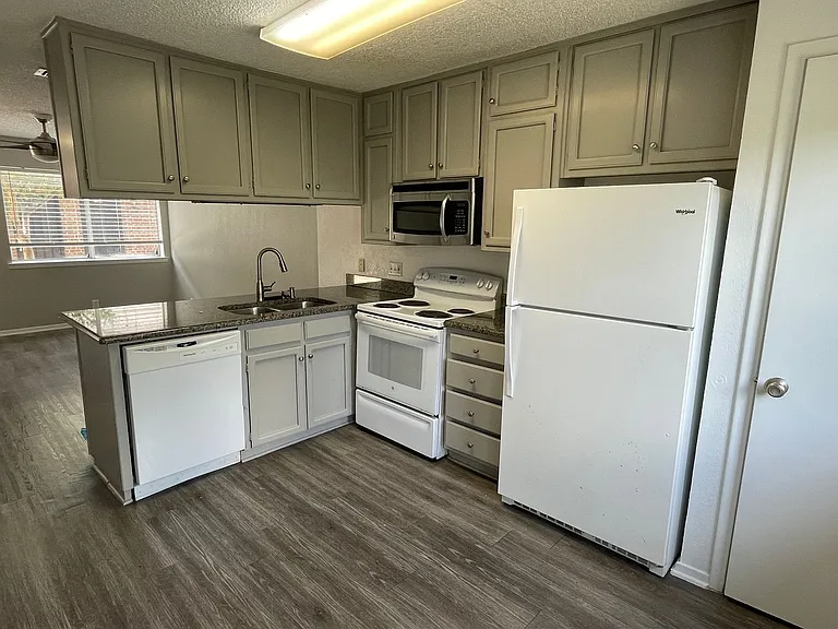 724 S Welch St #12 — Photo 4