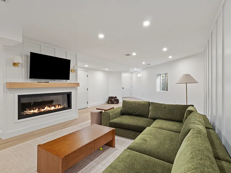 945 Royalton Row — Photo 37