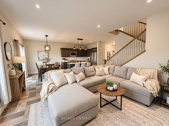 5th image of 22 Queensway Dr