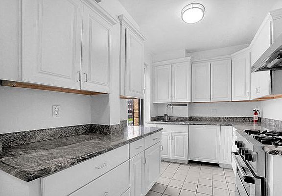 3rd image of 117 E 77th St APT 10A