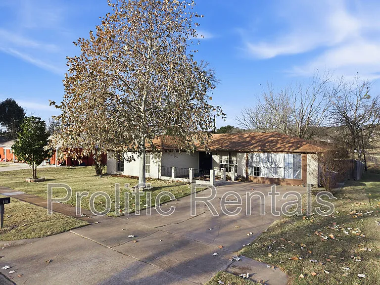 610 Creek St — Photo 4