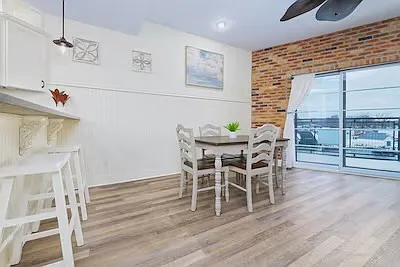 3 bed, 1300 sqft, $2,300 — Photo 4