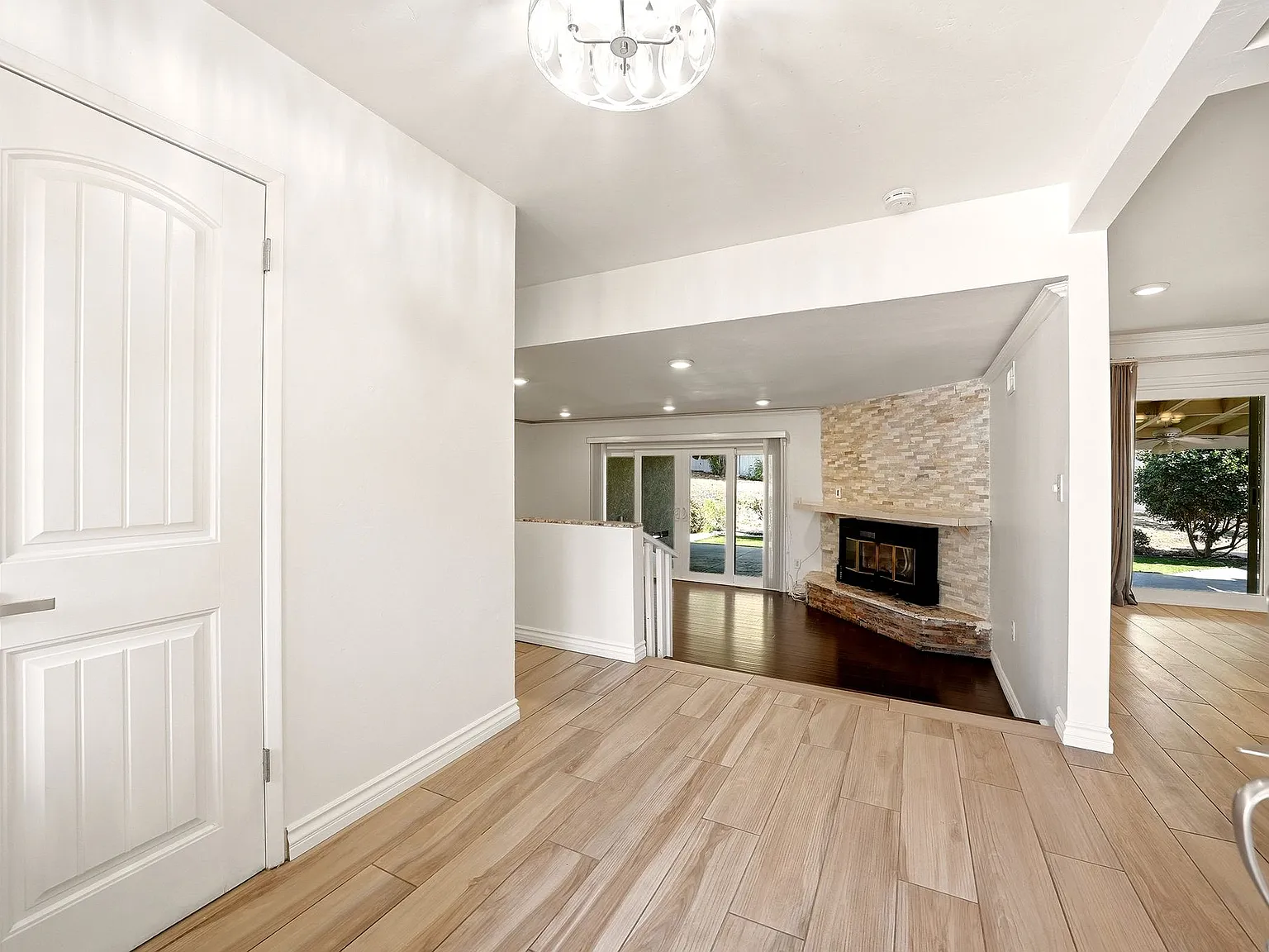 4 bed, 2102 sqft, $5,195 — Photo 4