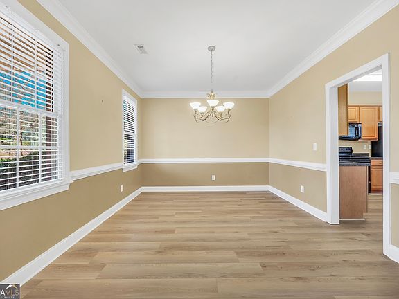 5th image of 65 Oak Ln