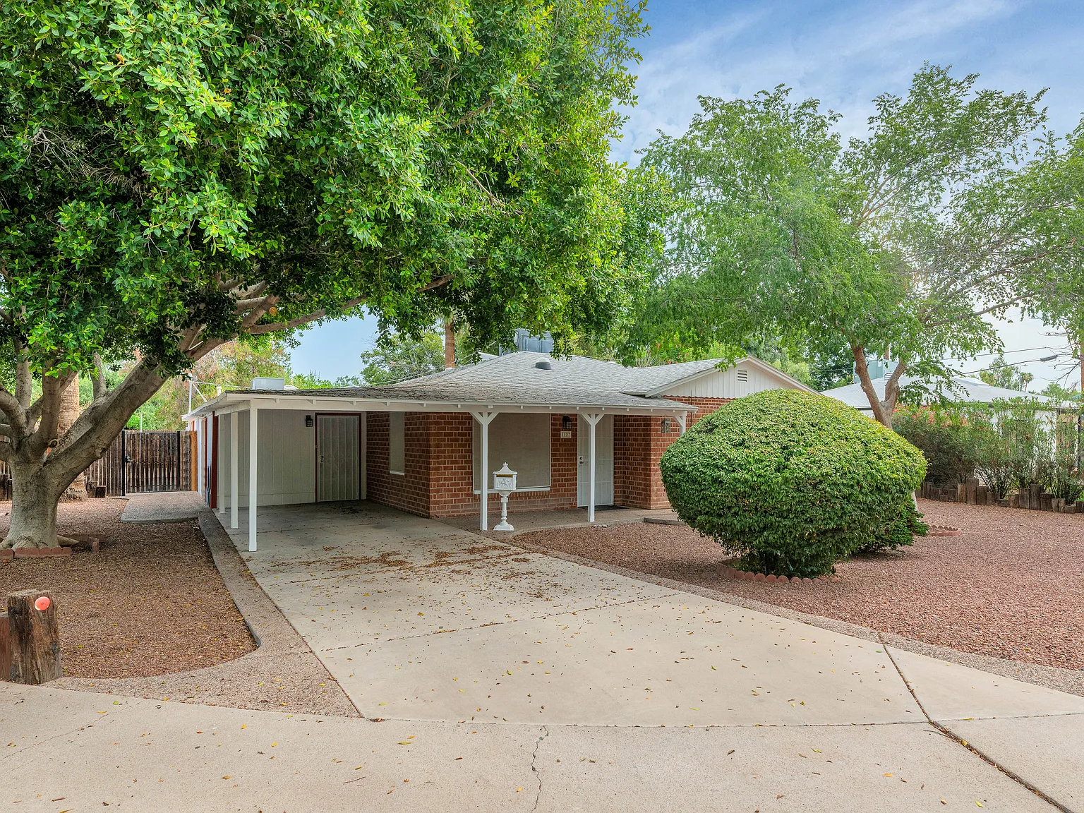 1127 S Una Ave — Photo 2