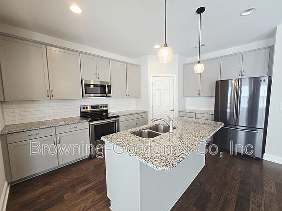 2nd image of 554 Oakvale Ln