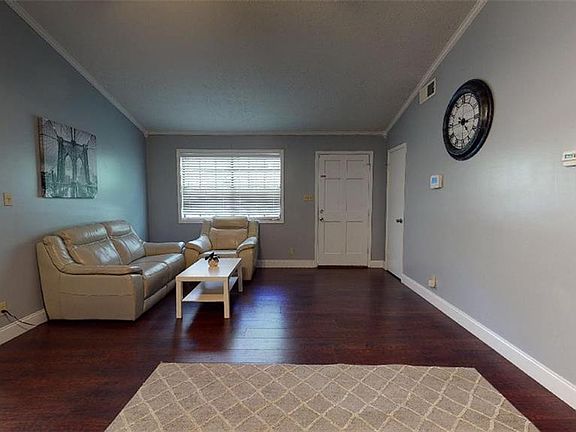3rd image of 823 Post Oak Cir