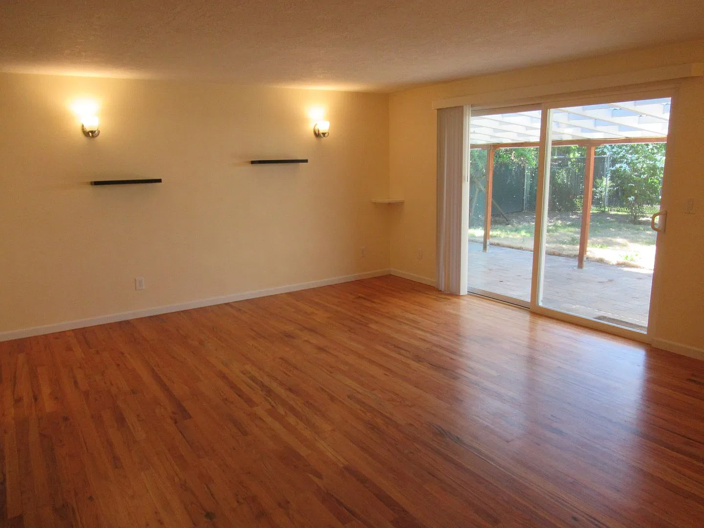 Three Bedroom Home on Corner Lot — Photo 2