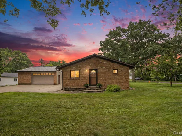 6510 Harper Dr, Waterford, MI 48329