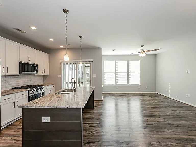 8023 Ellendale Dr — Photo 4