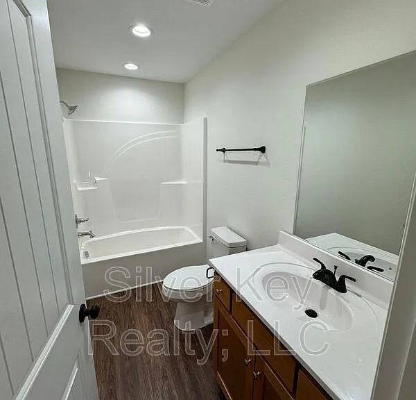 141-155 Oak St #155 — Photo 9
