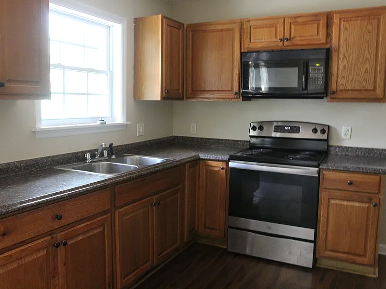 1403 Greenbrier Ct — Photo 4