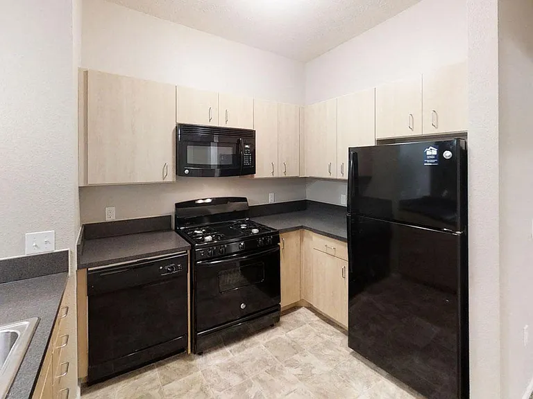 Lynbrook Apartments and Townhomes — Photo 34