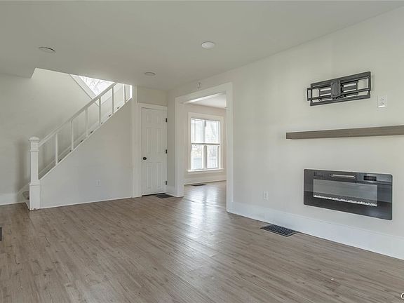 5th image of 625 Addison St
