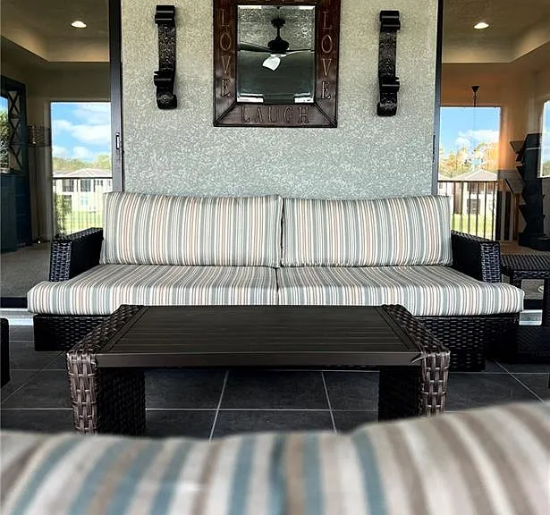 Second floor large screened lanai