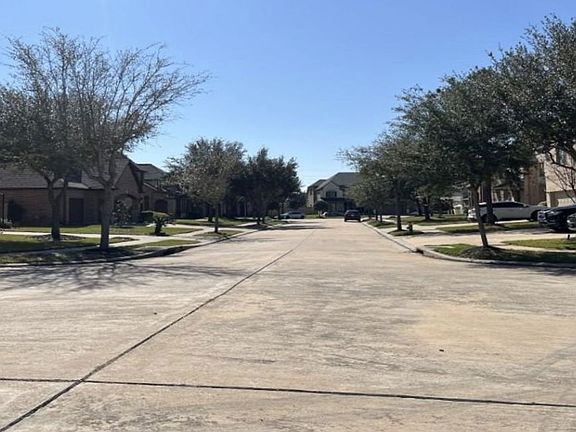 Exterior Neighborhood (street photo)