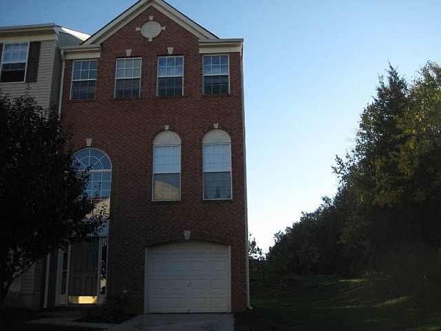 End Unit-Wooded Lot-Perfect!