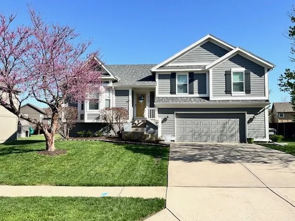 504 E Hawthorn St, Gardner, KS 66030