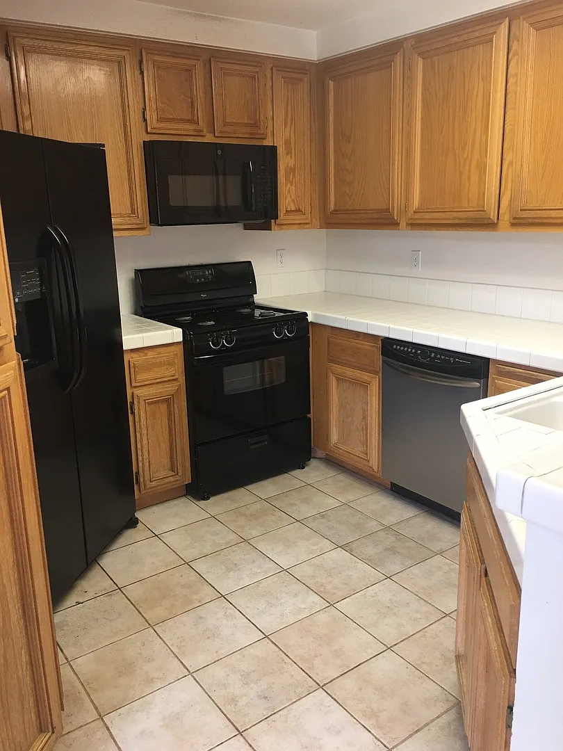 Desirable 3 bedroom / 2.5 Bathroom Mission Grove, Riverside Home — Photo 4