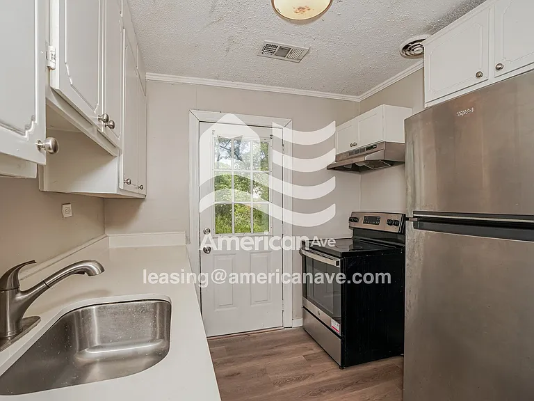 1237600_007_kitchen_8.jpg