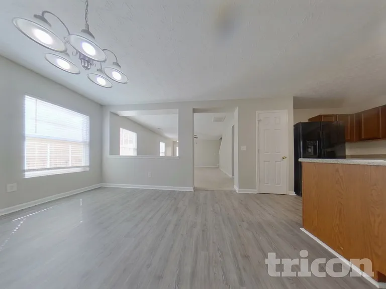 401 Silver Spring St — Photo 3