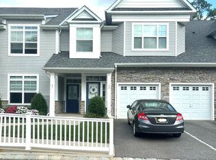 42 Meadowbrook Ln, Smithtown, NY 11787