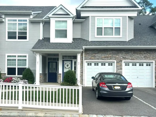 42 Meadowbrook Lane, Smithtown, NY 11787
