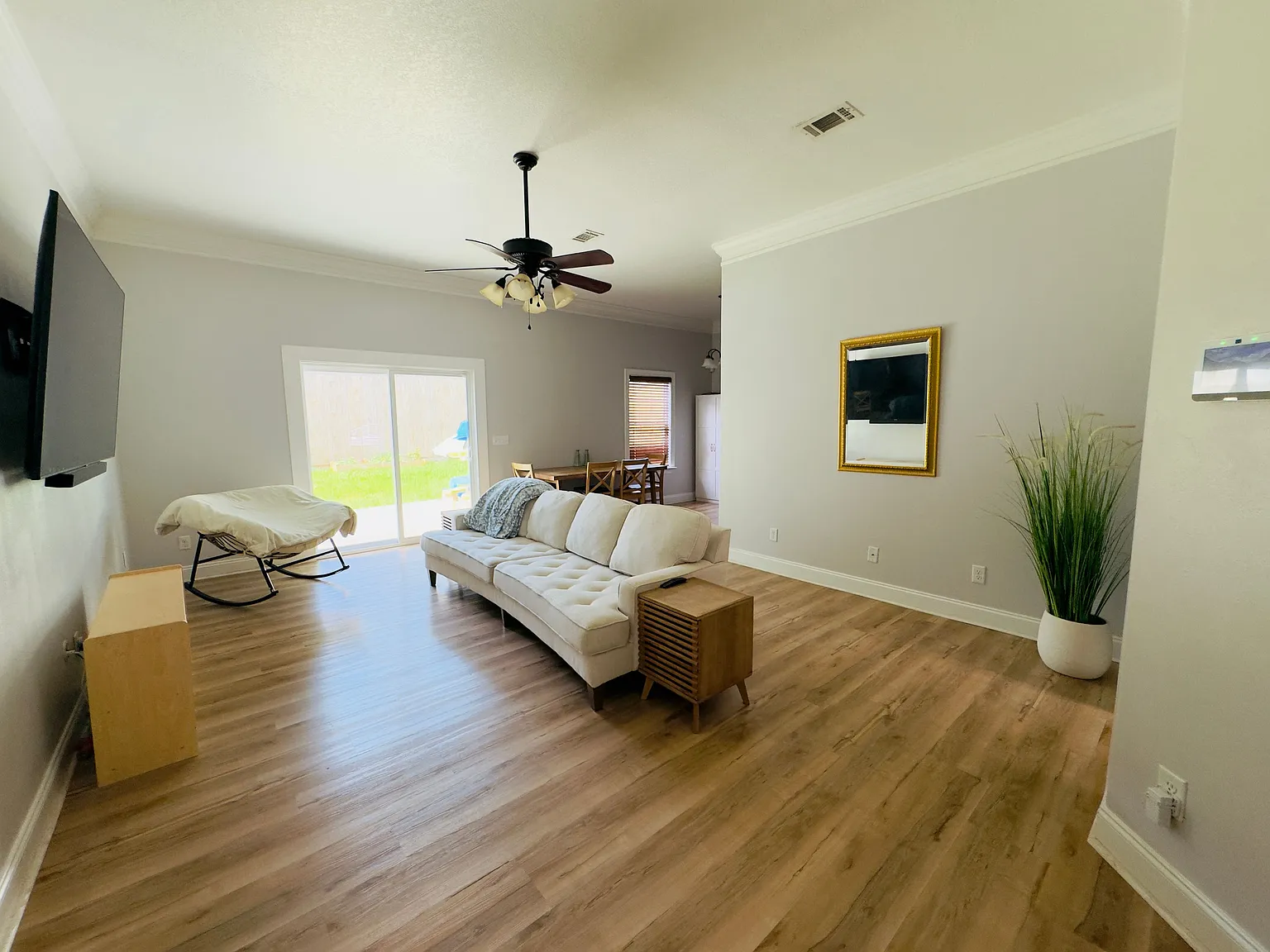 4 bed, 2.0 bath, 1487 sqft, $2,300 — Photo 2