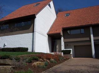 8 Dinell Dr, Pittsburgh, PA 15221