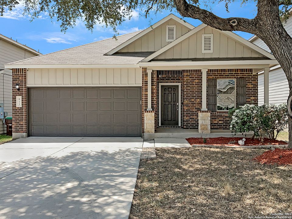 1st image of 811 OAKWOOD WAY