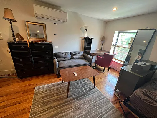 Rented by Delmark Realty LLC | media 40