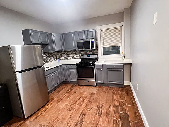 3rd image of 154 Woodrow Ave #1